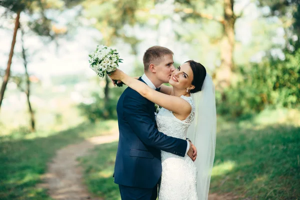 Glad brud på en promenad i parken — Stockfoto