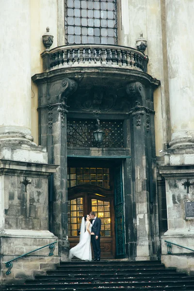 Walk just married on the background of the old castle — Stock Photo, Image