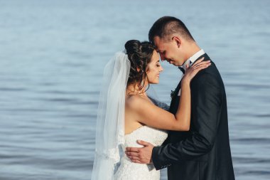 Damat ve gelin bir arada. Düğün çifti.