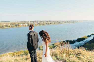 Sadece evli eski kalenin arka plan üzerinde yürümek