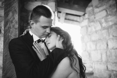 Sadece evli eski kalenin arka plan üzerinde yürümek