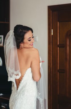 Güzel mutlu gelin düğün br parlak makyaj saç modeli ile