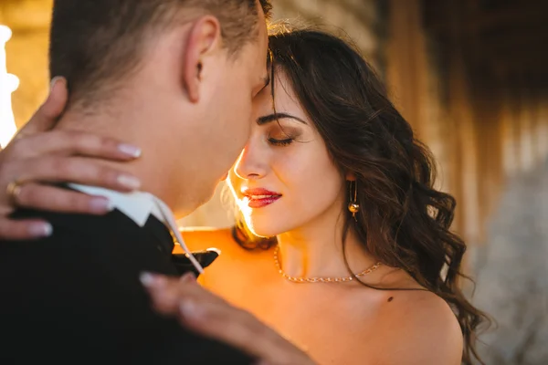 Caminhe acabou de se casar no fundo do velho castelo — Fotografia de Stock