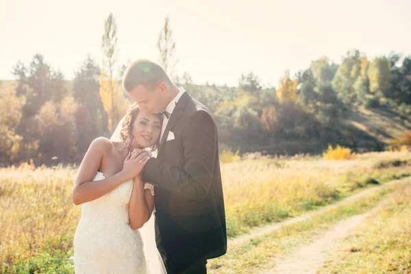 Brudgummen och bruden tillsammans. Bröllopspar. — Stockfoto
