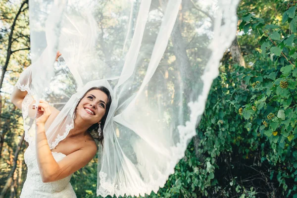 Hermosa novia al aire libre en un bosque — Foto de Stock