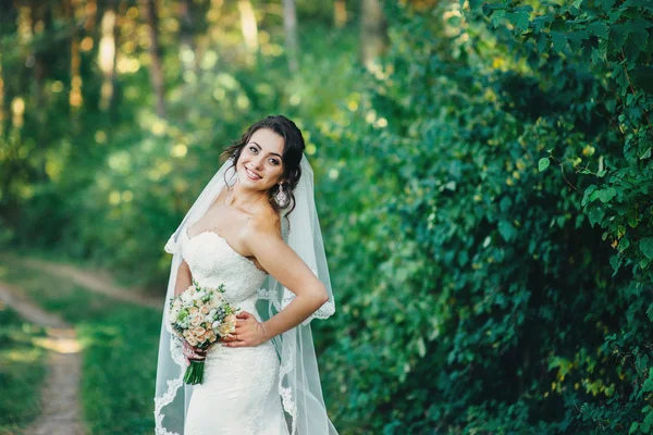 Vackra brud utomhus i en skog — Stockfoto