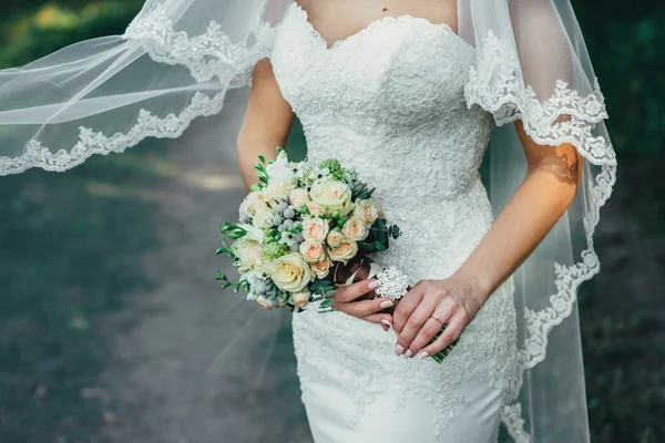 森の中に屋外の美しい花嫁 — ストック写真