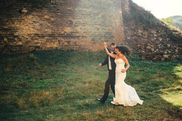 Caminhe acabou de se casar no fundo do velho castelo — Fotografia de Stock