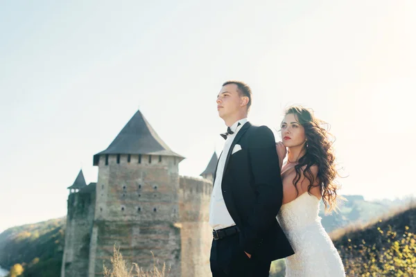 Promenade vient de se marier sur le fond du vieux château — Photo