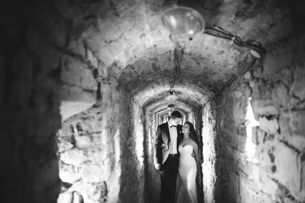 Caminhe acabou de se casar no fundo do velho castelo — Fotografia de Stock