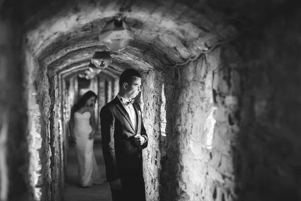 ちょうど古い城の背景に結婚を歩く — ストック写真