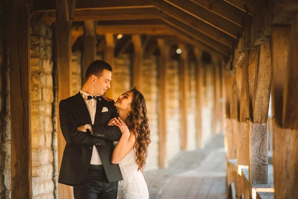 Caminhe acabou de se casar no fundo do velho castelo — Fotografia de Stock