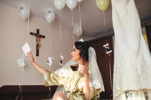 Linda noiva feliz com penteado de casamento maquiagem brilhante no br — Fotografia de Stock