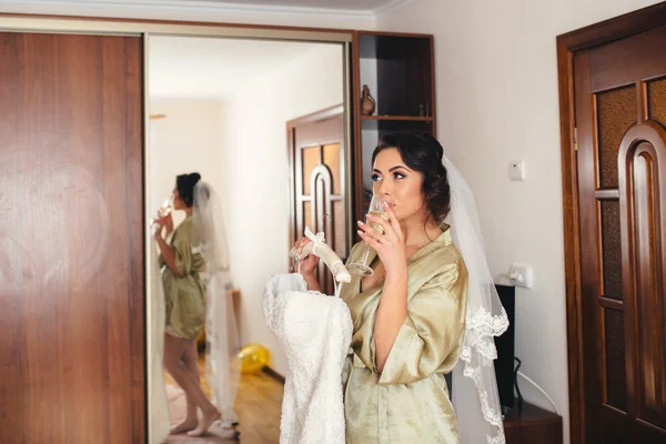 Hermosa novia feliz con peinado de boda maquillaje brillante en br —  Fotos de Stock