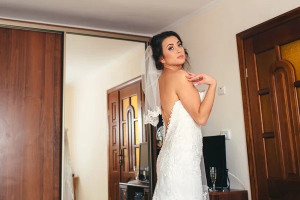 Hermosa novia feliz con peinado de boda maquillaje brillante en br — Foto de Stock