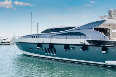 İtalyan sahil. Liman. Motorlu tekne ve yat limanında demirlemiş