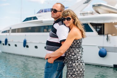 İtalyan sahil. Liman. Liman yürüyüş aşık genç şirin çift