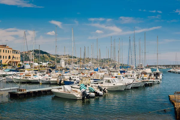 La costa italiana. Puerto marítimo. Barco a motor y yate amarrado en el puerto — Foto de Stock