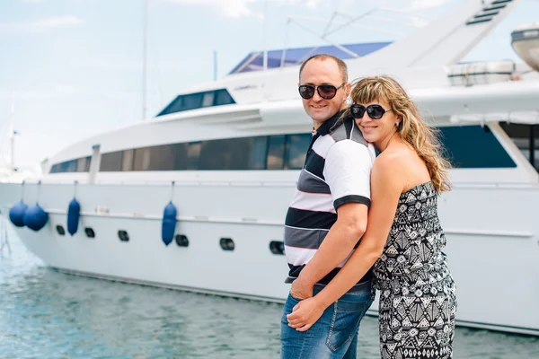 The Italian coast. Seaport. Young cute couple in love walking in the port — Stock Photo, Image