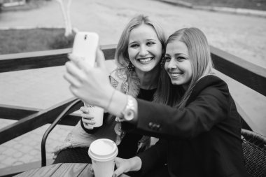 Şehirde dolaşan iki güzel kız. Kızlar kahve içme bir