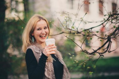 Genç sevimli kız şehirde yürür.