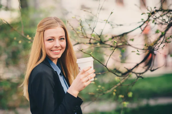 Jovem bonito menina caminha na cidade . — Fotografia de Stock