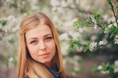 Genç ve güzel bir kız parkta yürüyüş