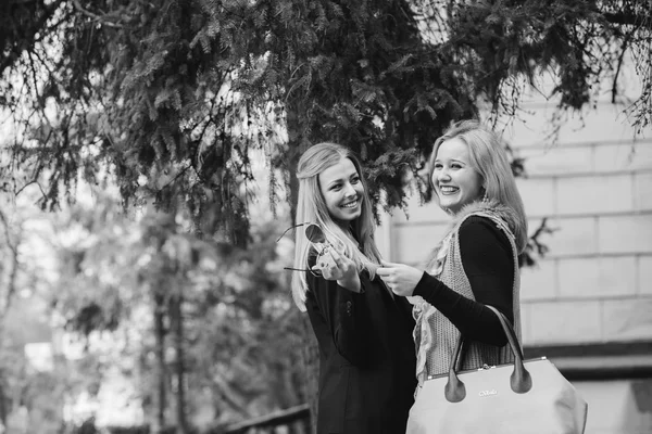도시에서 산책하는 두 예쁜 여자. 여자들이 쇼핑을 하고 있다. — 스톡 사진