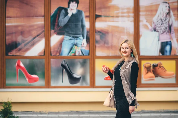 Giovane ragazza carina passeggiate in città e fa shopping — Foto Stock