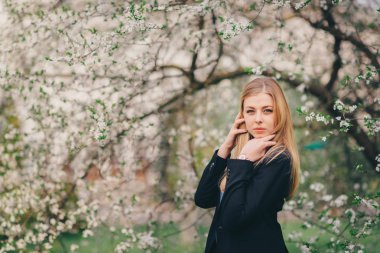 Genç ve güzel bir kız parkta yürüyüş