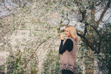 Genç ve güzel bir kız parkta yürüyüş