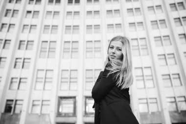 Genç sevimli kız şehirde yürür.