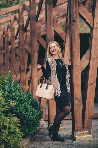 En ganska ung tjej promenader i parken — Stockfoto