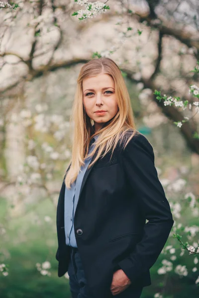 Une jolie jeune fille se promène dans le parc — Photo