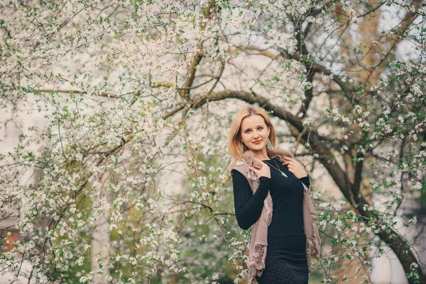 Une jolie jeune fille se promène dans le parc — Photo