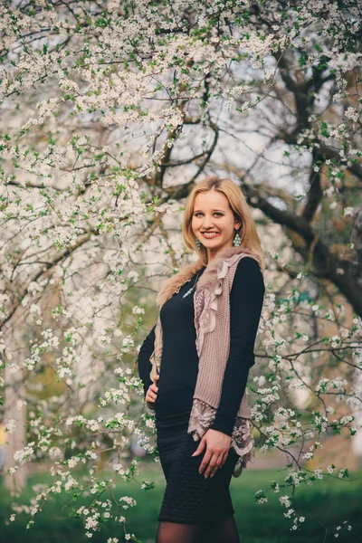 Une jolie jeune fille se promène dans le parc — Photo