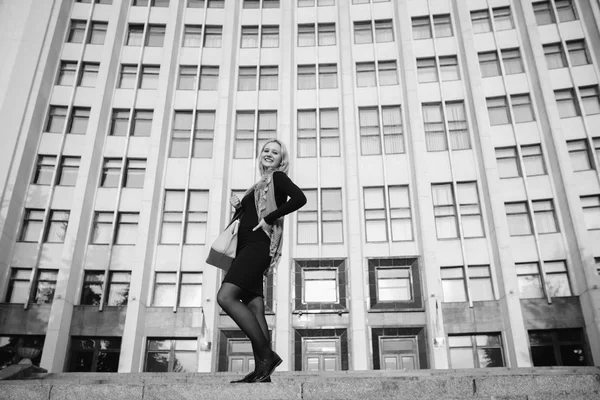 Jovem bonito menina caminha na cidade . — Fotografia de Stock