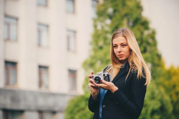 Ein junges hübsches Mädchen fotografiert. sie lächelt in die Kamera — Stockfoto