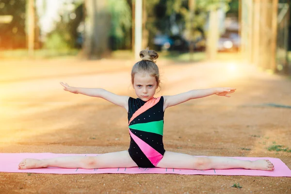 Fille effectue un exercice de gymnastique dans l'air frais — Photo