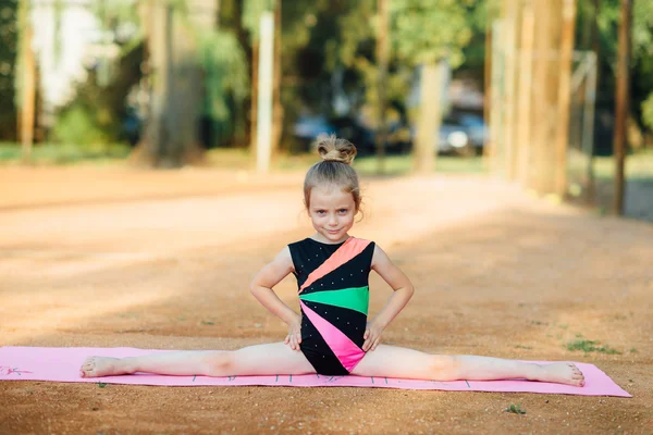 Fille effectue un exercice de gymnastique dans l'air frais — Photo