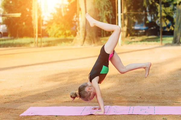 Fille effectue un exercice de gymnastique dans l'air frais — Photo