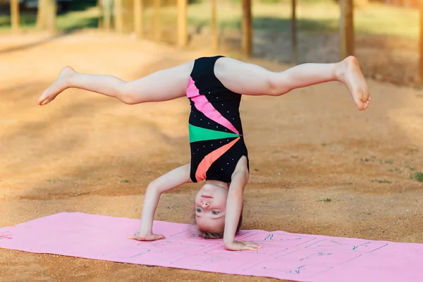 Fille effectue un exercice de gymnastique dans l'air frais — Photo