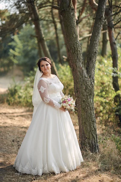 Vackra brud utomhus i en skog. — Stockfoto