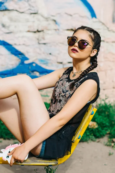 Una chica guapa joven sentada en el simulador y reparte. Calle S — Foto de Stock