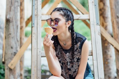 Merdiven ve tat dondurma oturan bir genç güzel kız