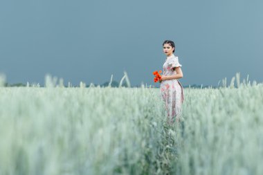Yeşil buğday içeren alanı üzerinde çalışan bir genç güzel kız