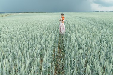 Yeşil buğday içeren alanı üzerinde çalışan bir genç güzel kız