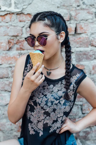 사다리와 맛 아이스크림을 앉아 젊은 예쁜 여자 — 스톡 사진