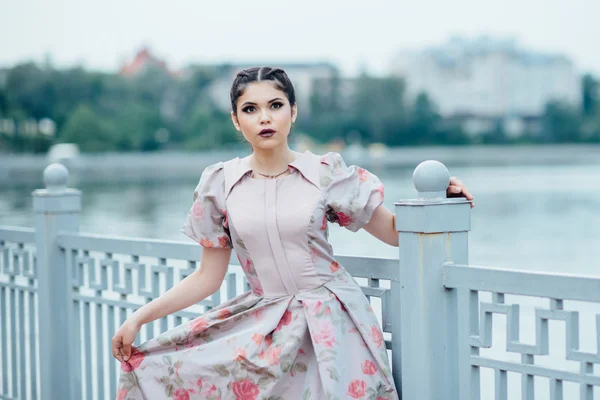 La chica en la orilla del lago. La chica está vestida con un beuti. —  Fotos de Stock