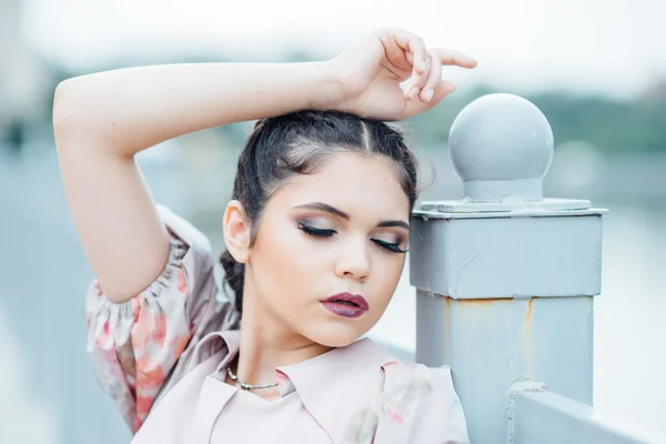 La chica en la orilla del lago. La chica está vestida con un beuti. —  Fotos de Stock